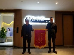 新思路裝飾怎么樣？業(yè)主送的錦旗就是答案！
